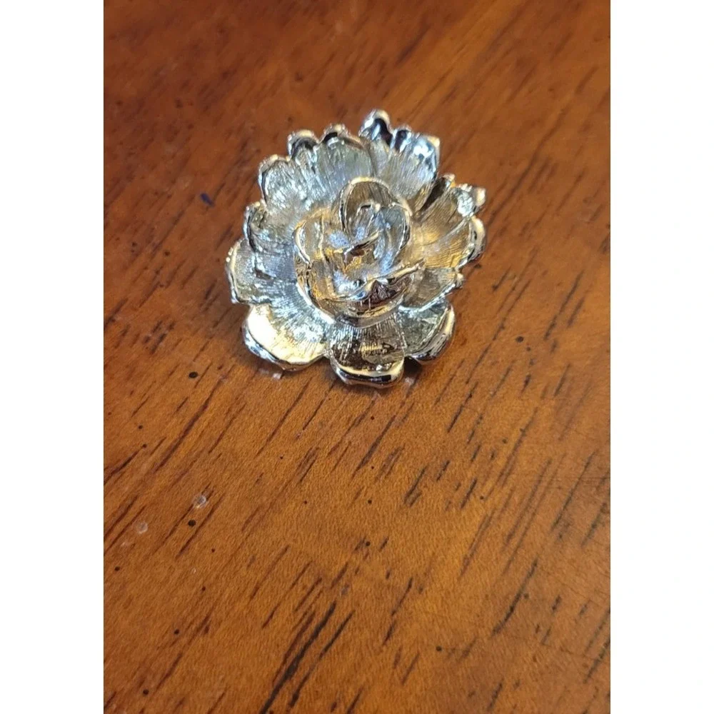 vintage gold tone flower brooch by Gerry